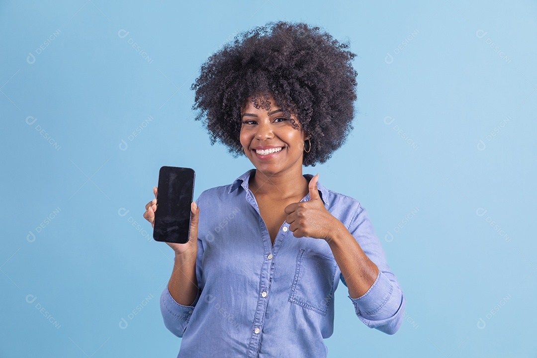 Linda mulher jovem segurando seu celular smartphone sobre fundo isolado