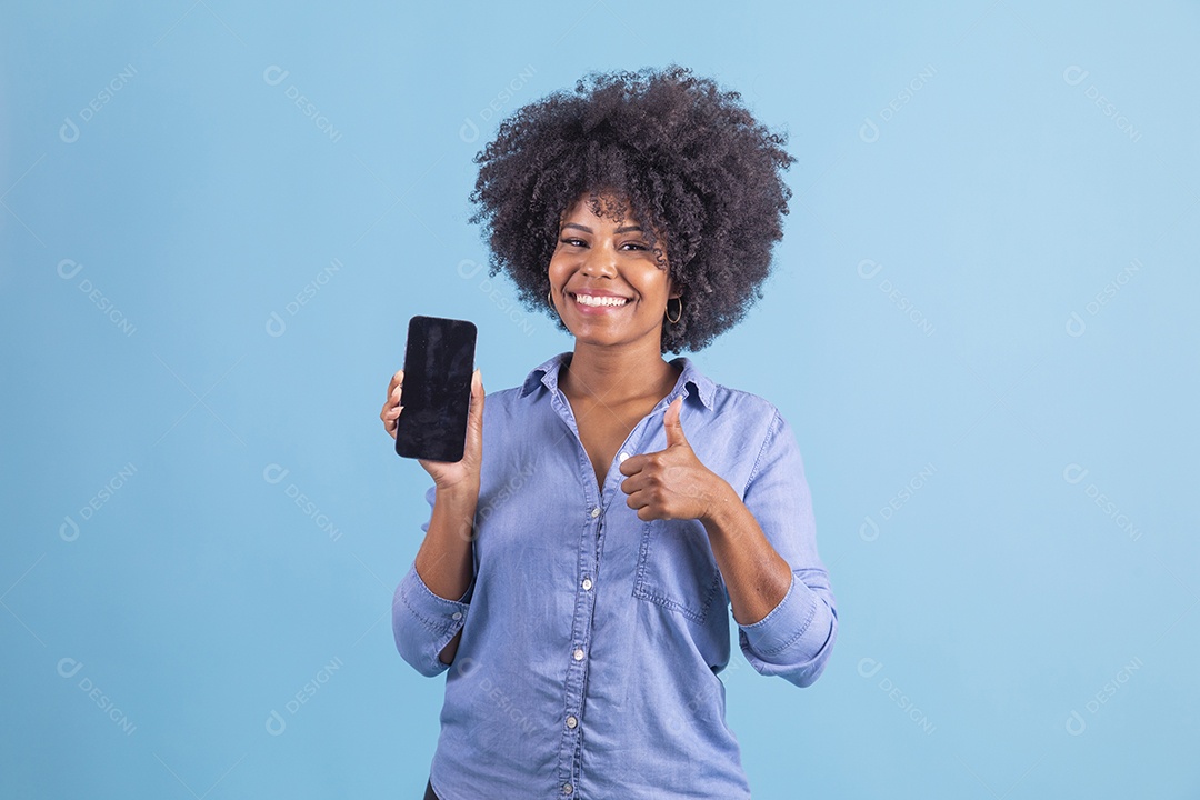 Linda mulher jovem segurando seu celular smartphone sobre fundo isolado