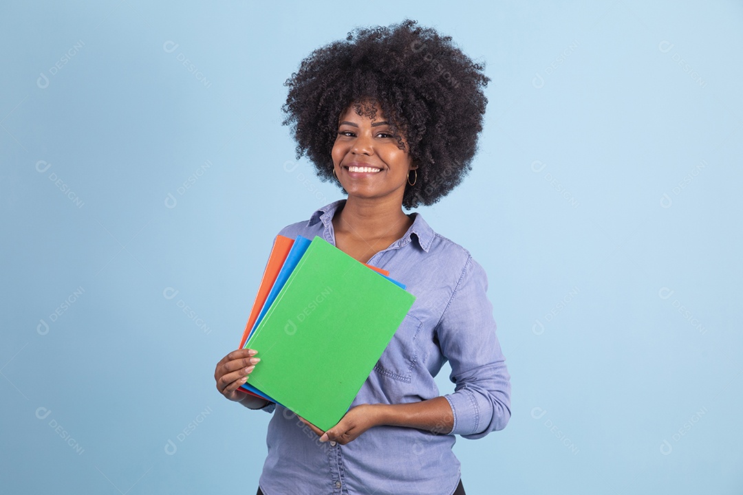 Linda mulher jovem segurando material escolar sobre fundo isolado