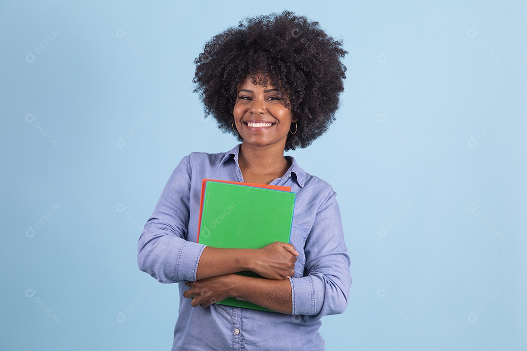 Linda mulher jovem segurando material escolar sobre fundo isolado
