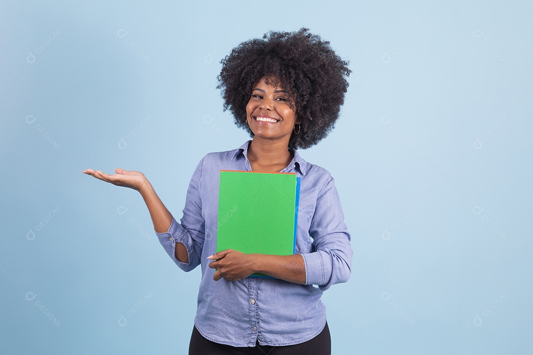 Linda mulher jovem segurando material escolar sobre fundo isolado