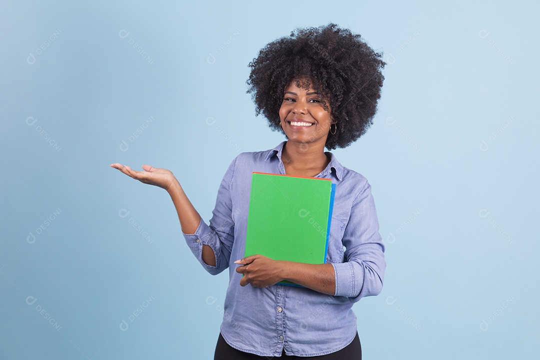Linda mulher jovem segurando material escolar sobre fundo isolado