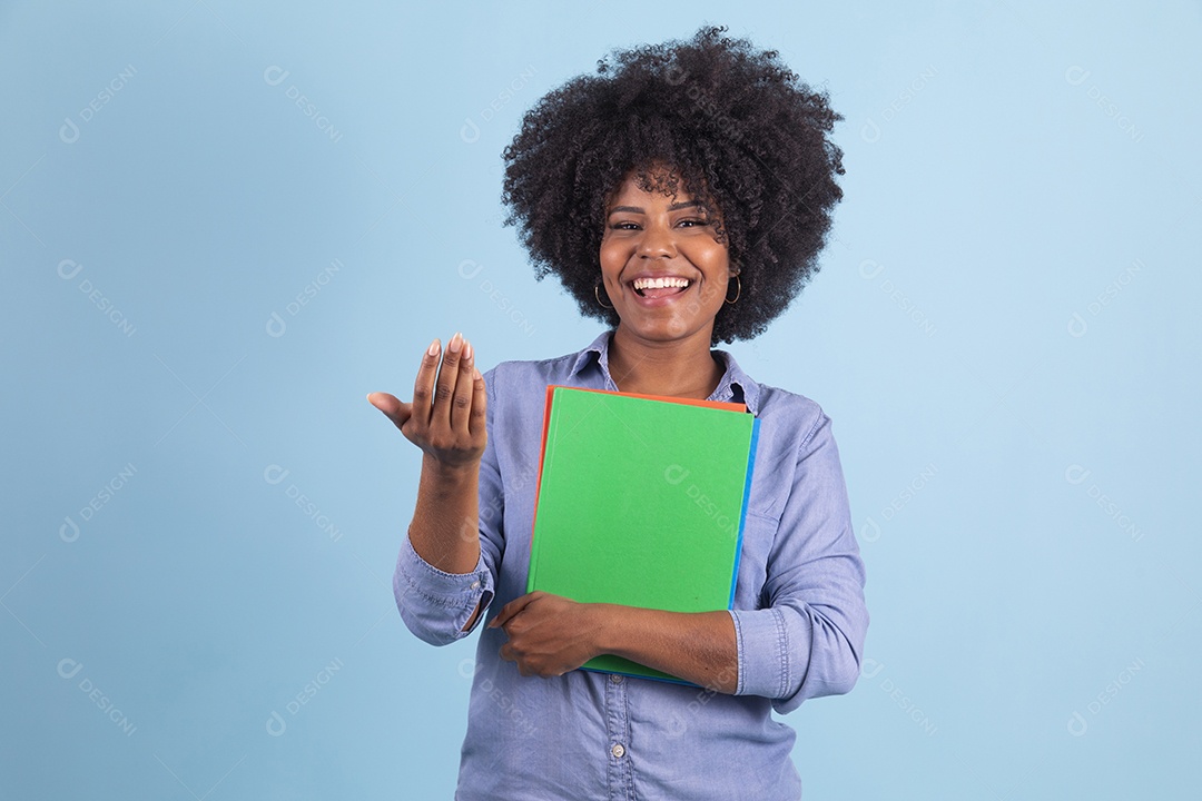 Linda mulher jovem segurando material escolar sobre fundo isolado