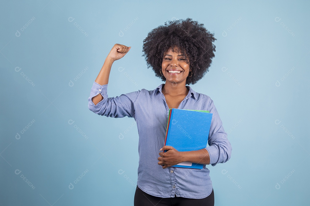 Linda mulher jovem segurando material escolar sobre fundo isolado