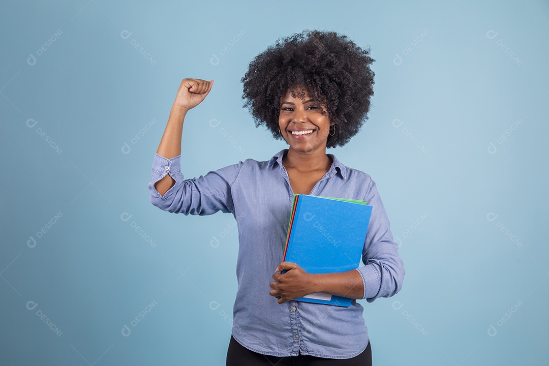 Linda mulher jovem segurando material escolar sobre fundo isolado