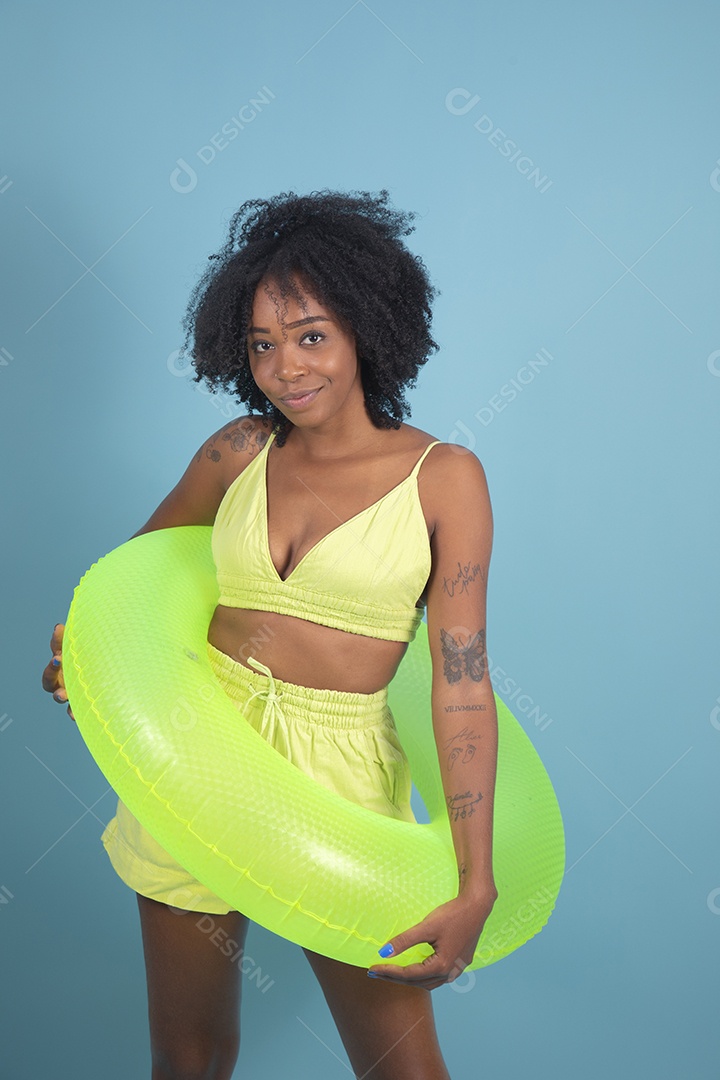 Linda mulher jovem morena sorridente segurando boia amarelo