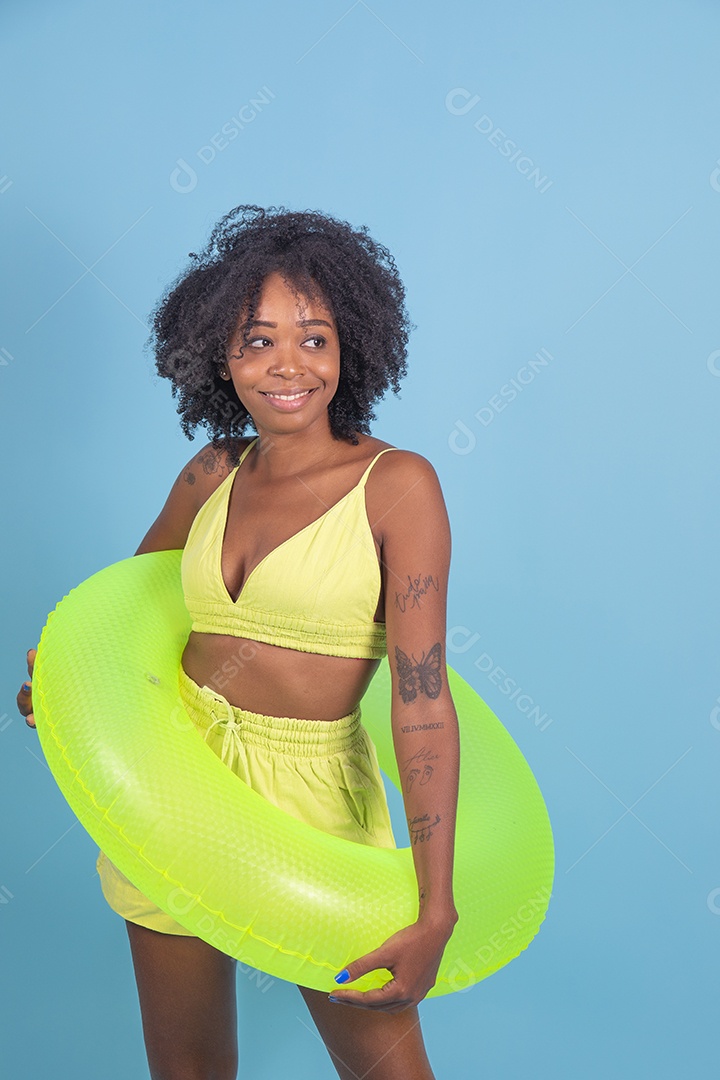 Linda mulher jovem morena sorridente segurando boia amarelo