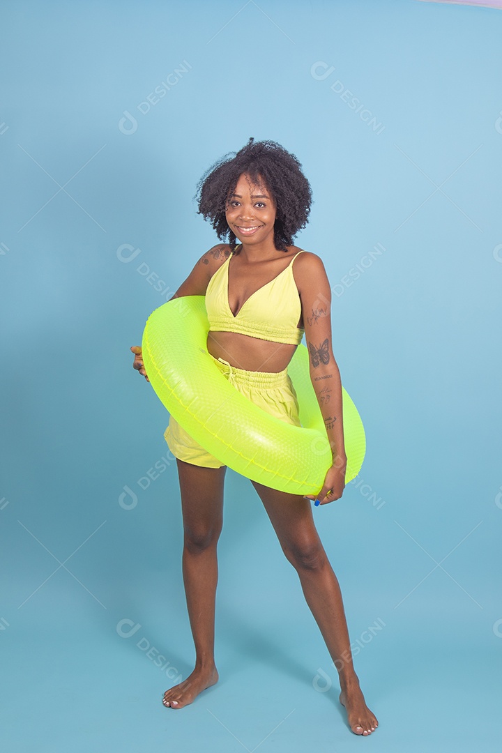 Linda mulher jovem morena sorridente segurando boia amarelo