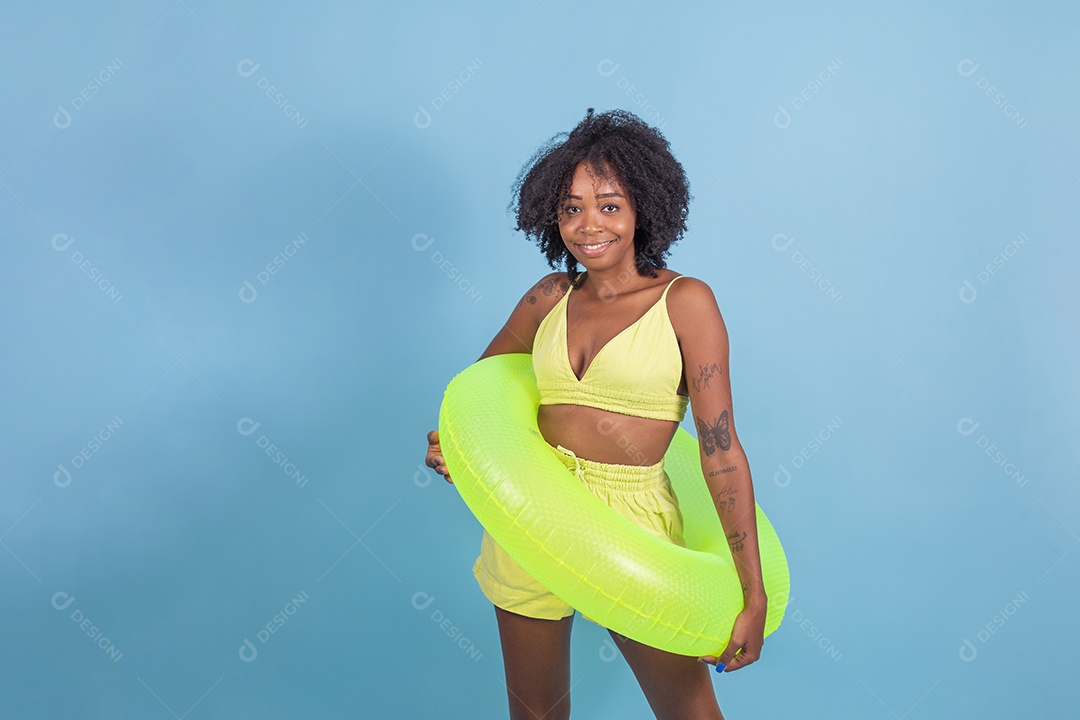 Linda mulher jovem morena sorridente segurando boia amarelo