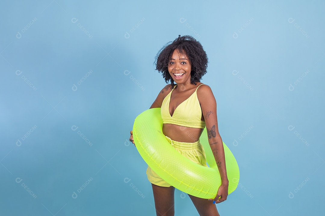 Linda mulher jovem morena sorridente segurando boia amarelo