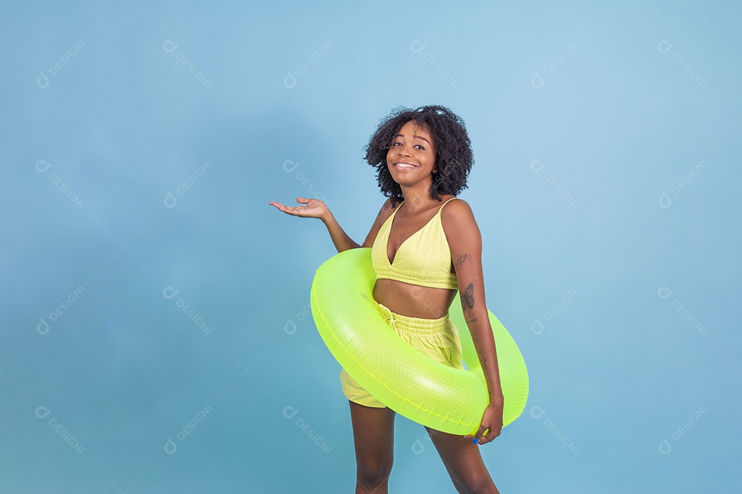 Linda mulher jovem morena sorridente segurando boia amarelo