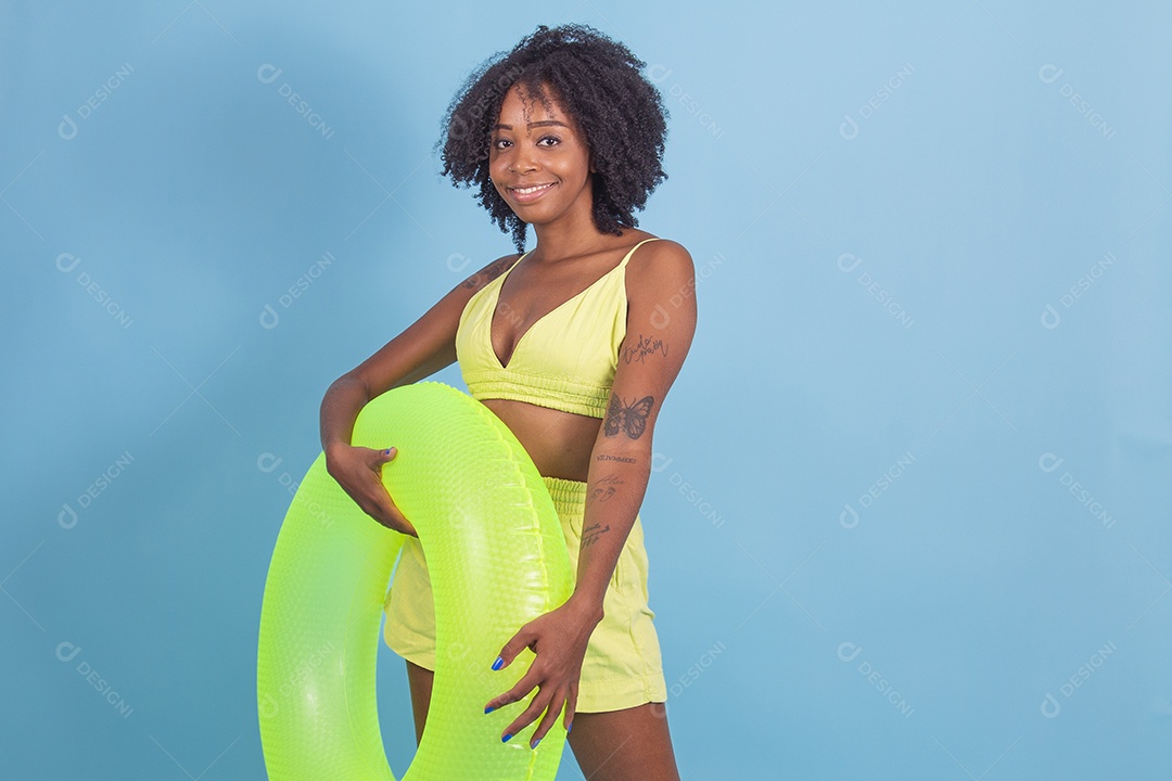 Linda mulher jovem morena sorridente segurando boia amarelo