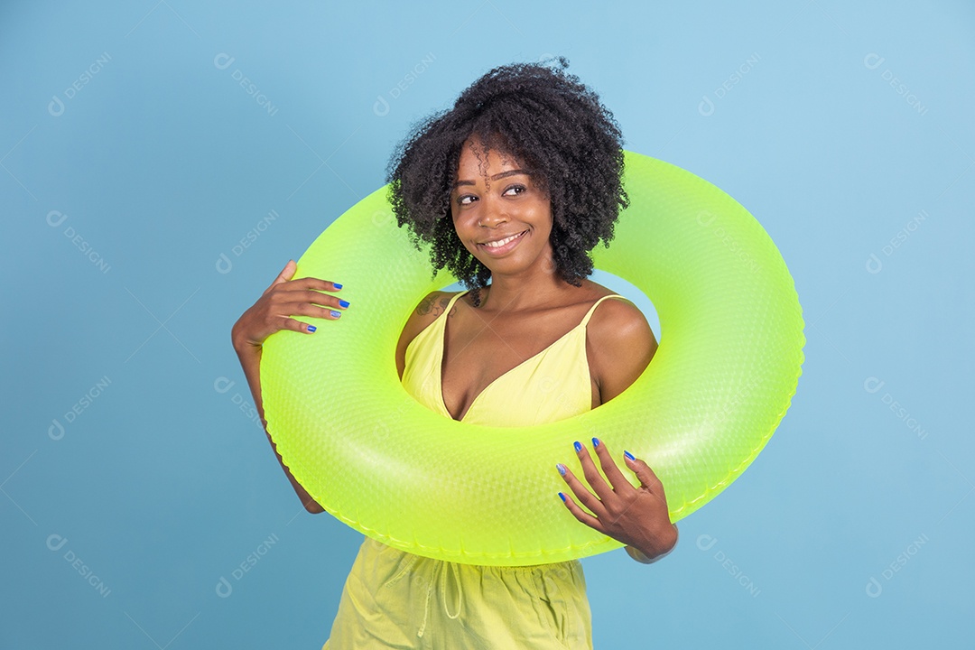 Linda mulher jovem morena sorridente segurando boia amarelo
