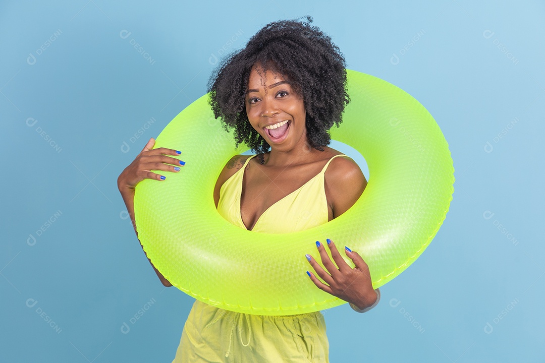 Linda mulher jovem morena sorridente segurando boia amarelo