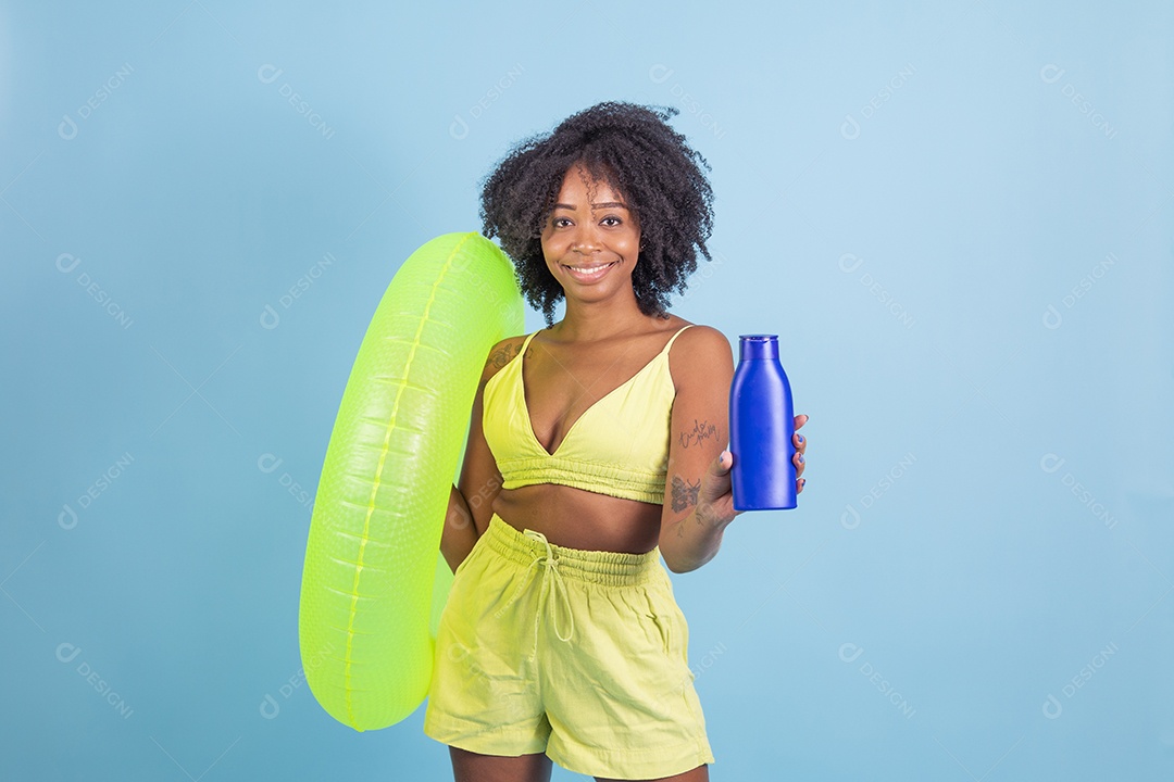 Linda mulher jovem morena sorridente segurando boia e frasco roxo