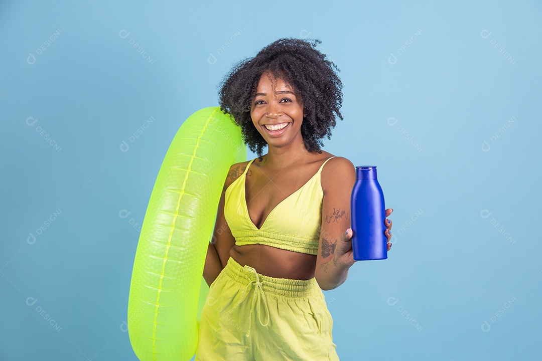 Linda mulher jovem morena sorridente segurando boia e frasco roxo