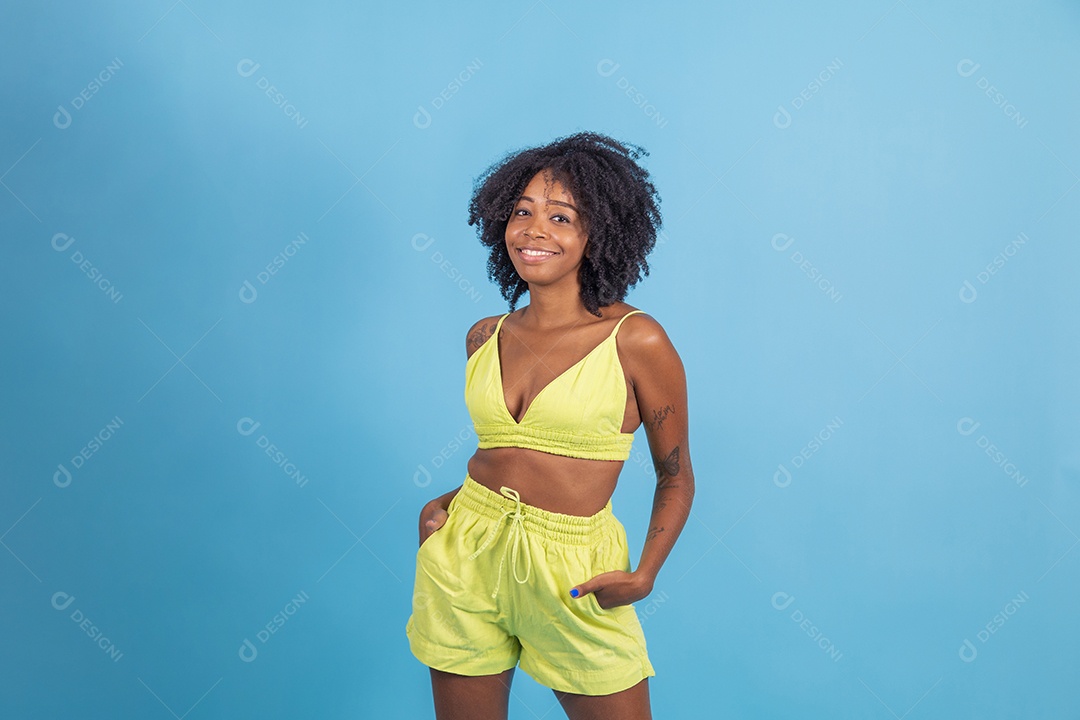 Linda mulher jovem morena sorridente sobre fundo isolado