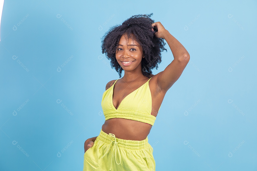 Linda mulher jovem morena sorridente sobre fundo isolado