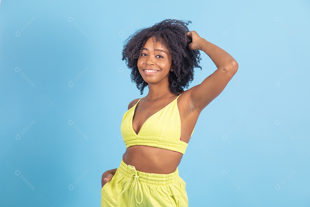 Linda mulher jovem morena sorridente sobre fundo isolado