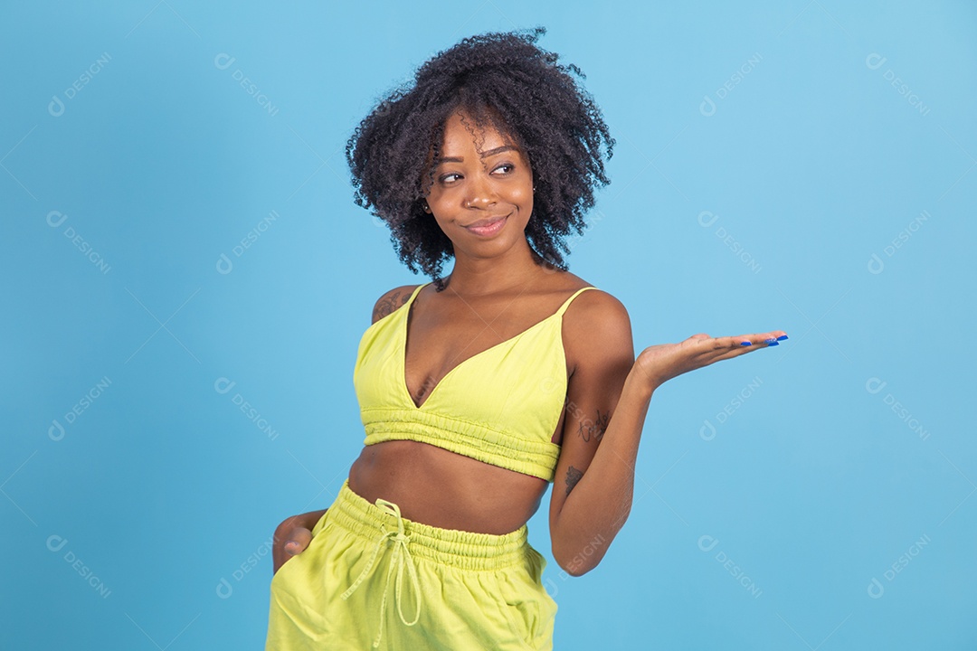 Linda mulher jovem morena sorridente sobre fundo isolado