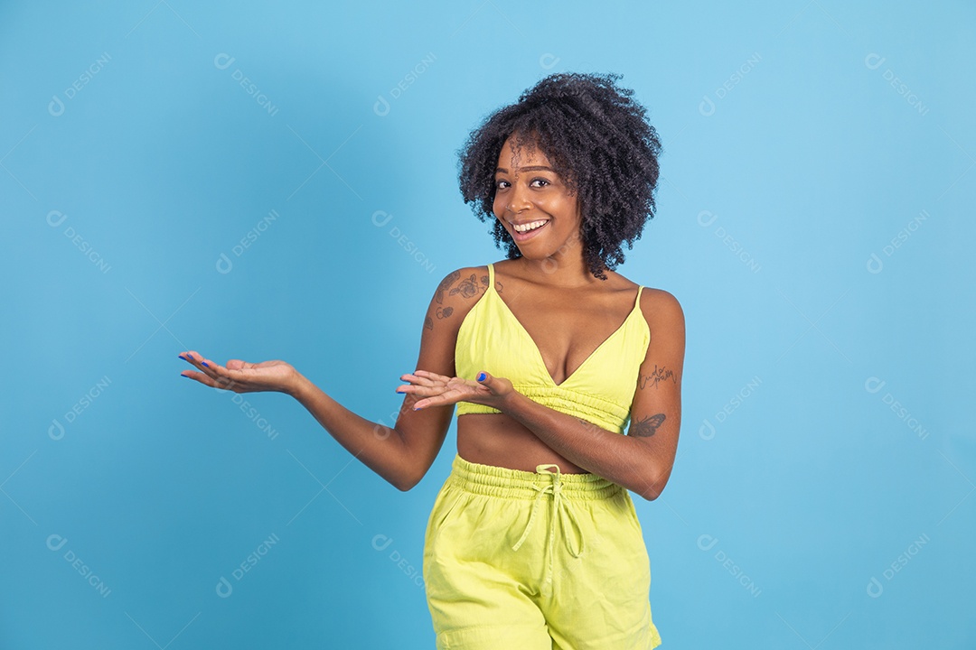 Linda mulher jovem morena sorridente sobre fundo isolado