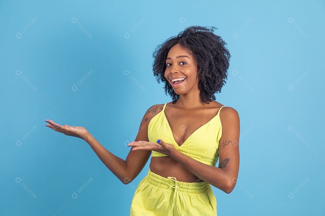 Linda mulher jovem morena sorridente sobre fundo isolado