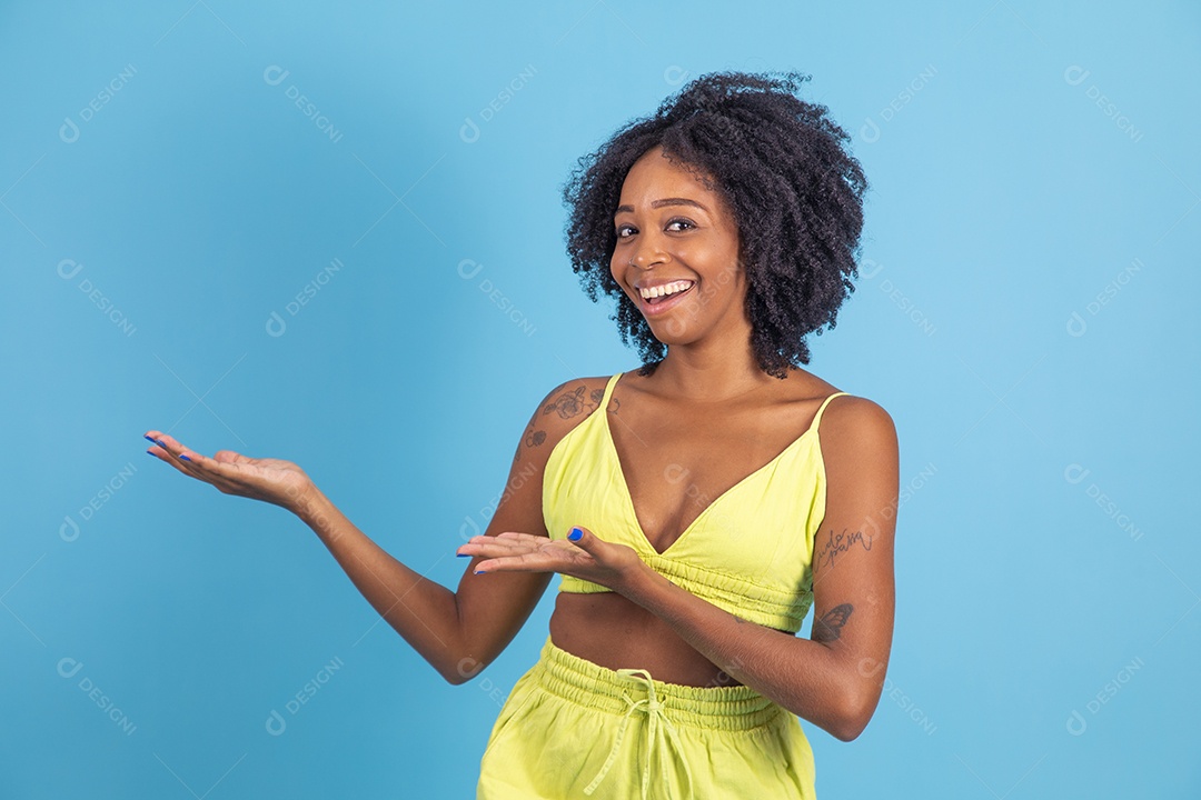 Linda mulher jovem morena sorridente sobre fundo isolado