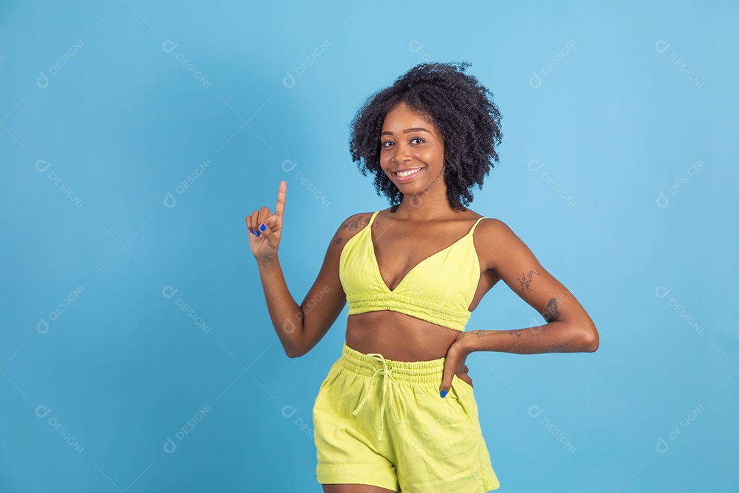 Linda mulher jovem morena sorridente sobre fundo isolado