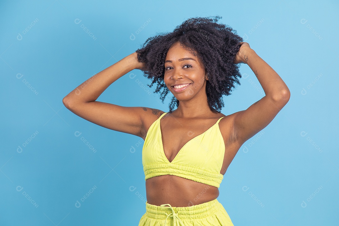 Linda mulher jovem morena sorridente sobre fundo isolado