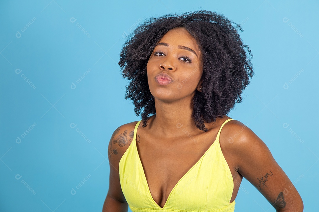 Linda mulher jovem morena sorridente sobre fundo isolado