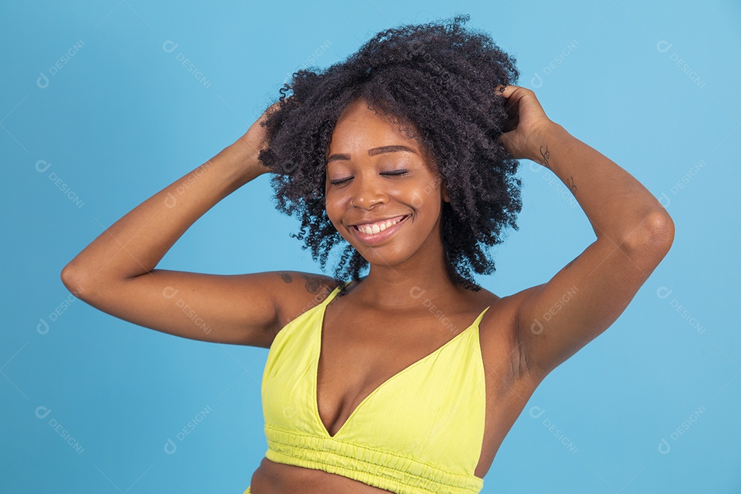 Linda mulher jovem morena sorridente sobre fundo isolado