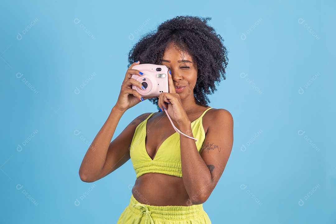 Linda mulher jovem morena sorridente segurando câmera fotográfica