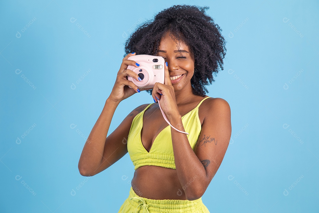 Linda mulher jovem morena sorridente segurando câmera fotográfica