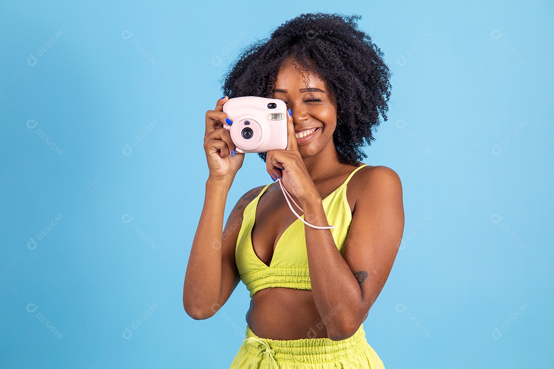 Linda mulher jovem morena sorridente segurando câmera fotográfica