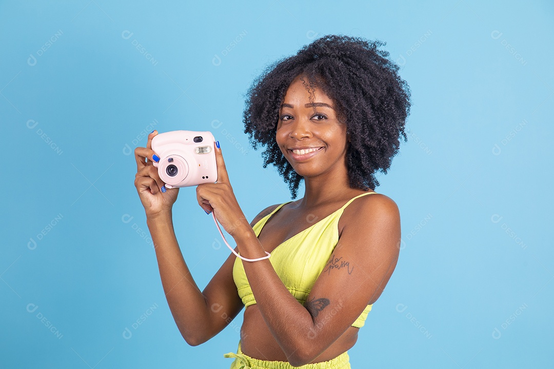 Linda mulher jovem morena sorridente segurando câmera fotográfica