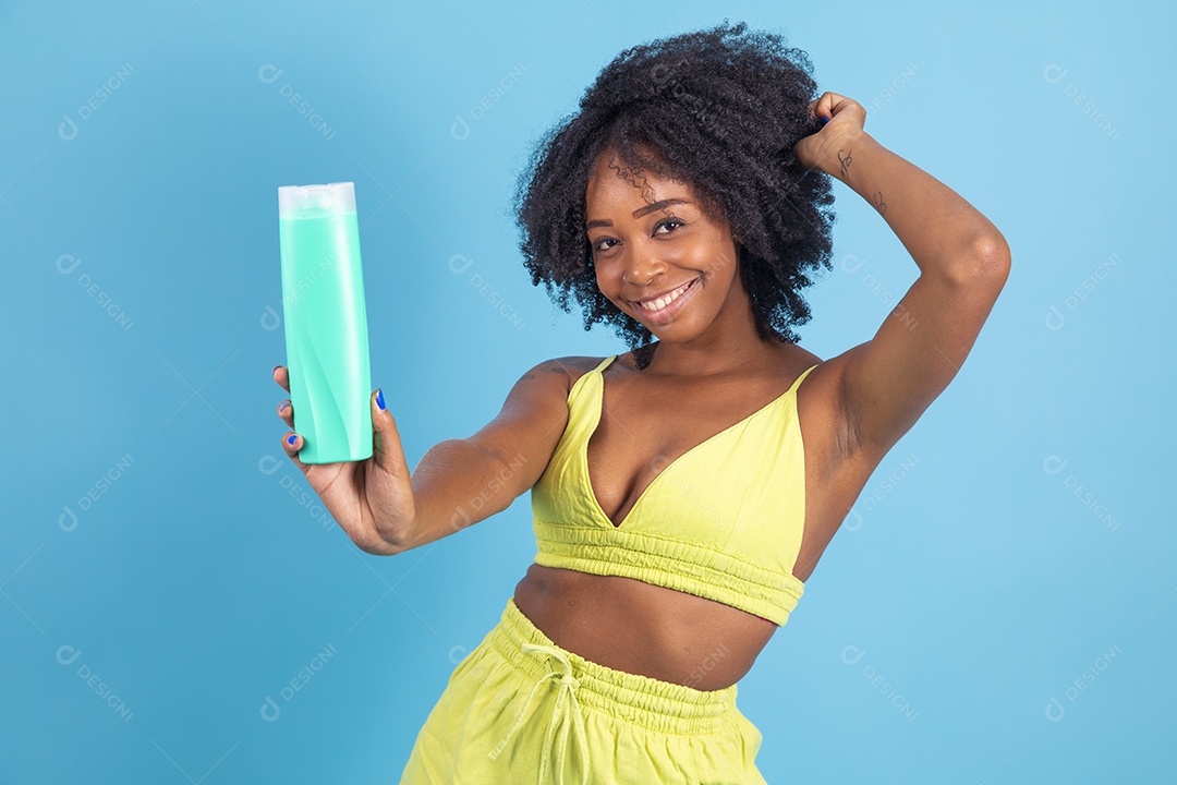 Linda mulher jovem segurando frasco branco sobre fundo isolado