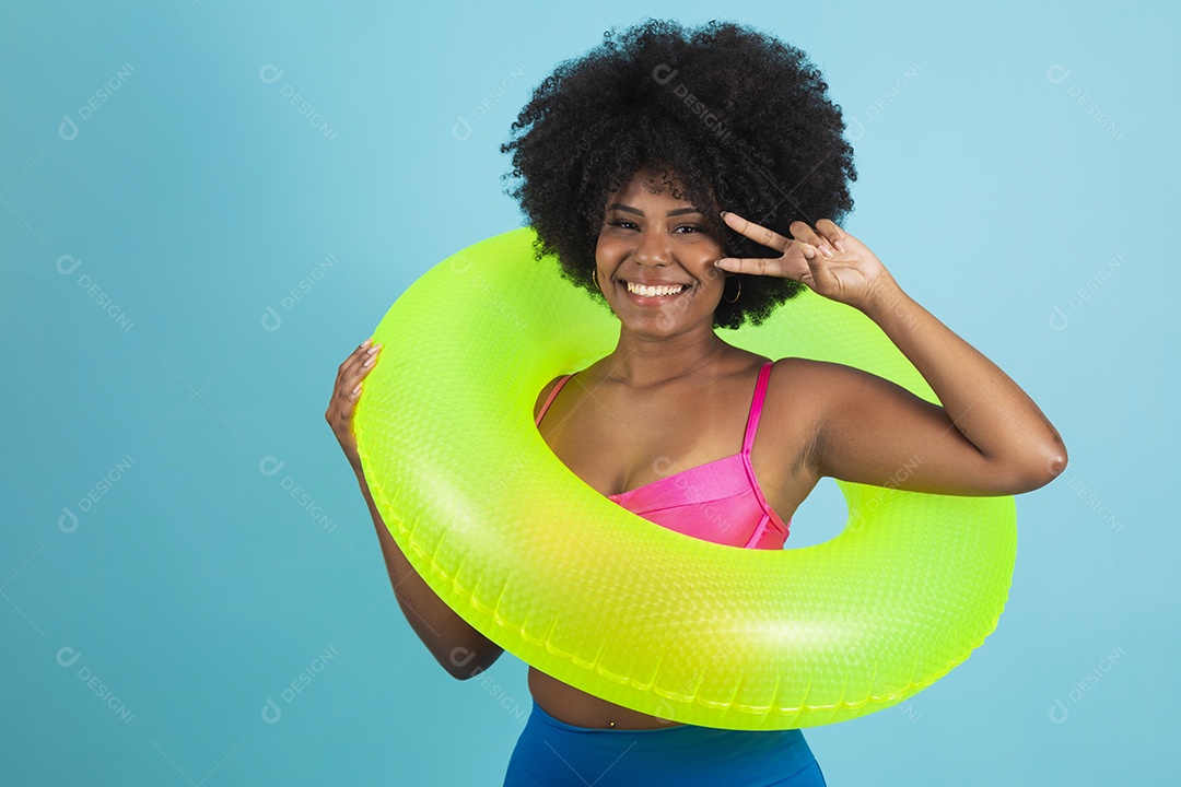 Linda mulher jovem usando roupas de verão praia