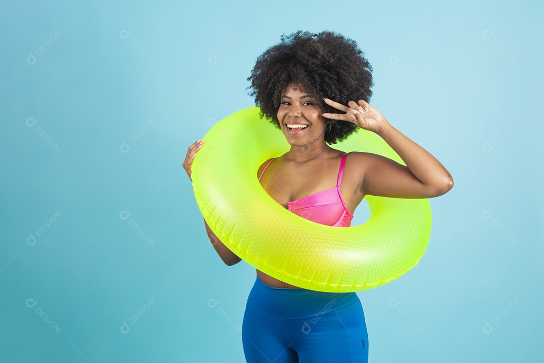 Linda mulher jovem segurando frasco branco sobre fundo isolado