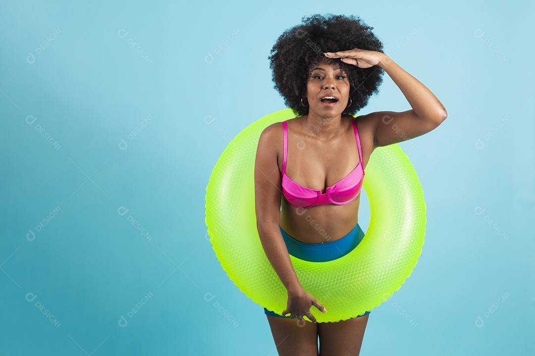 Linda mulher jovem usando roupas de verão praia