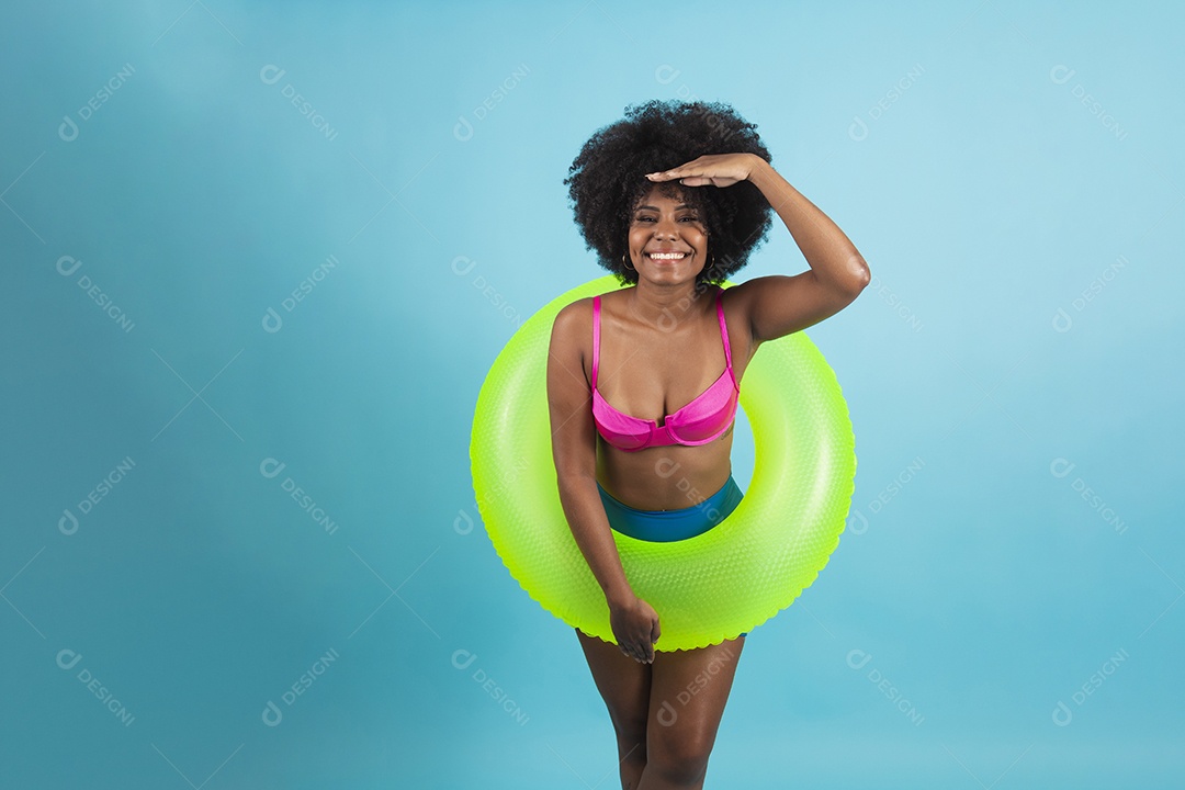 Linda mulher jovem usando roupas de verão praia