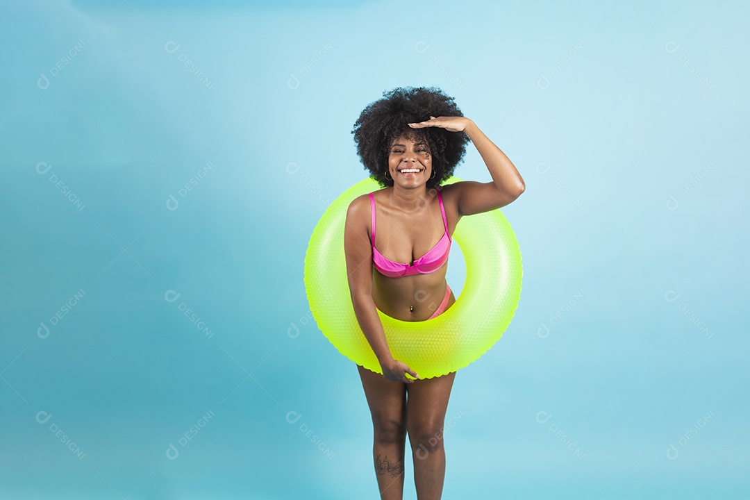 Linda mulher jovem usando roupas de verão praia