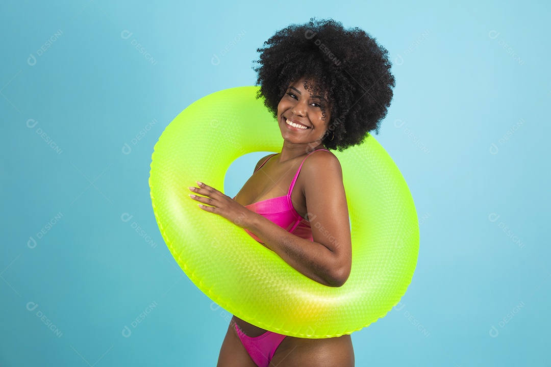 Linda mulher jovem usando roupas de verão praia