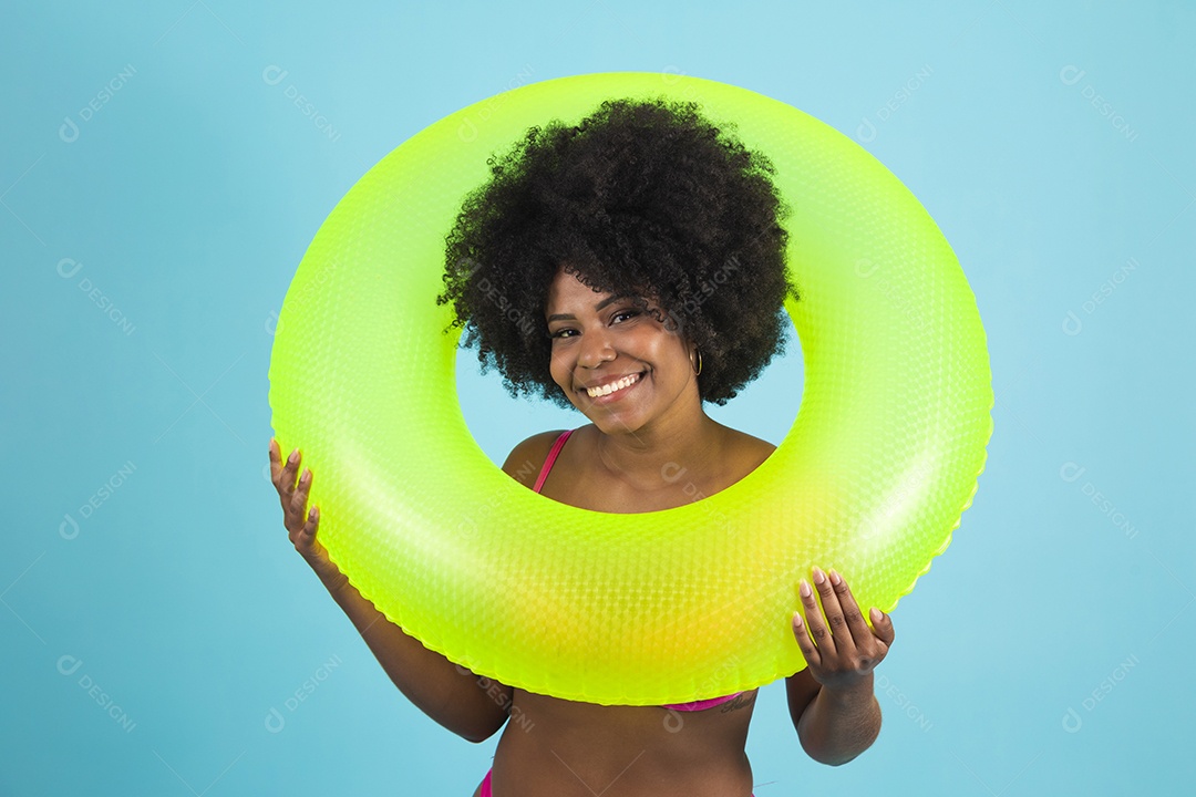 Linda mulher jovem usando roupas de verão praia