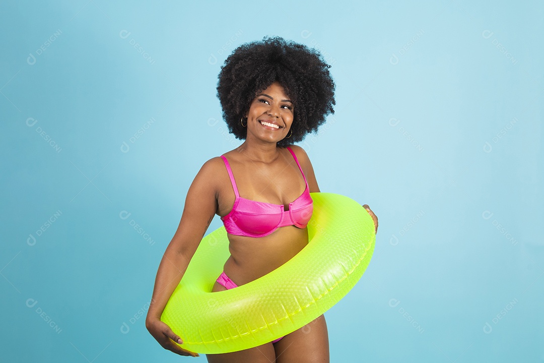 Linda mulher jovem usando roupas de verão praia