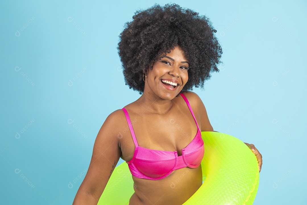 Linda mulher jovem usando roupas de verão praia