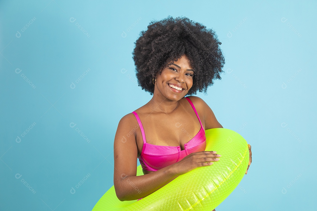 Linda mulher jovem usando roupas de verão praia