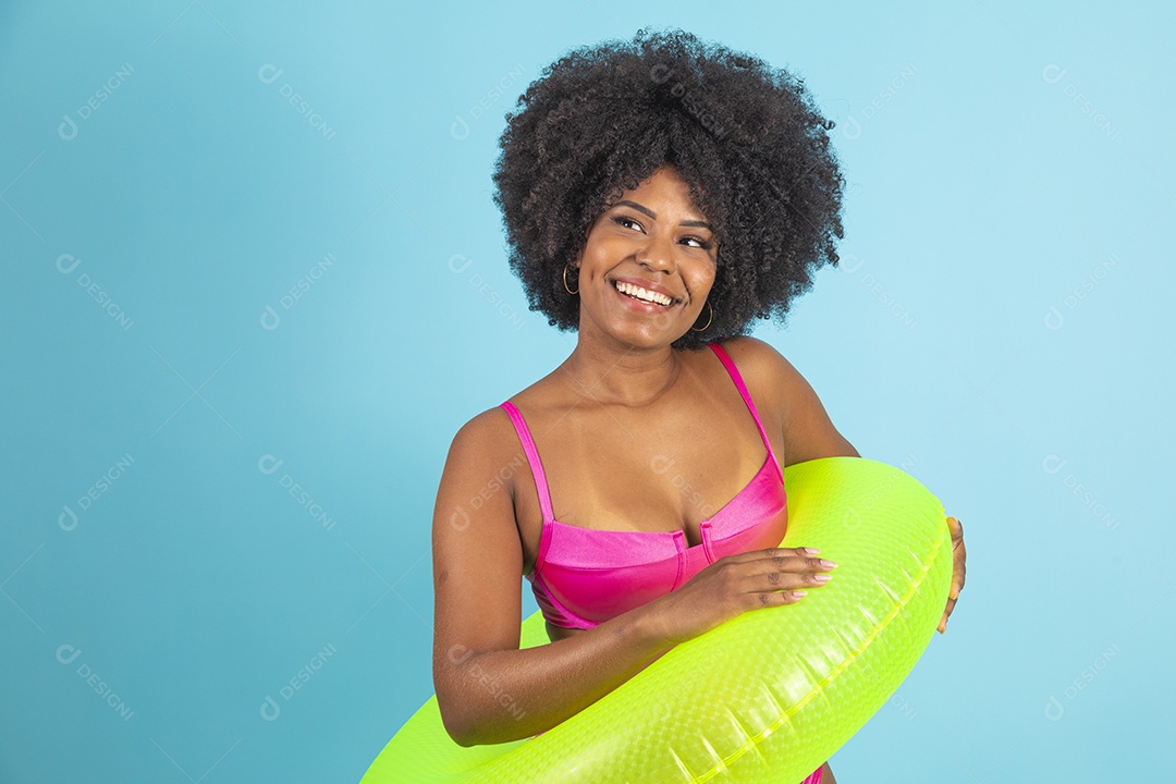 Linda mulher jovem usando roupas de verão praia