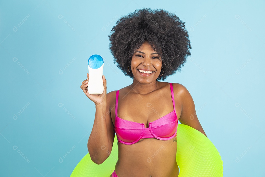 Linda mulher jovem usando roupas de verão praia