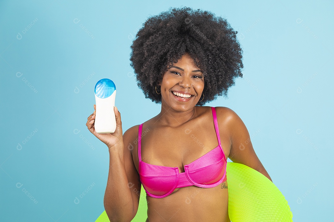 Linda mulher jovem usando roupas de verão praia