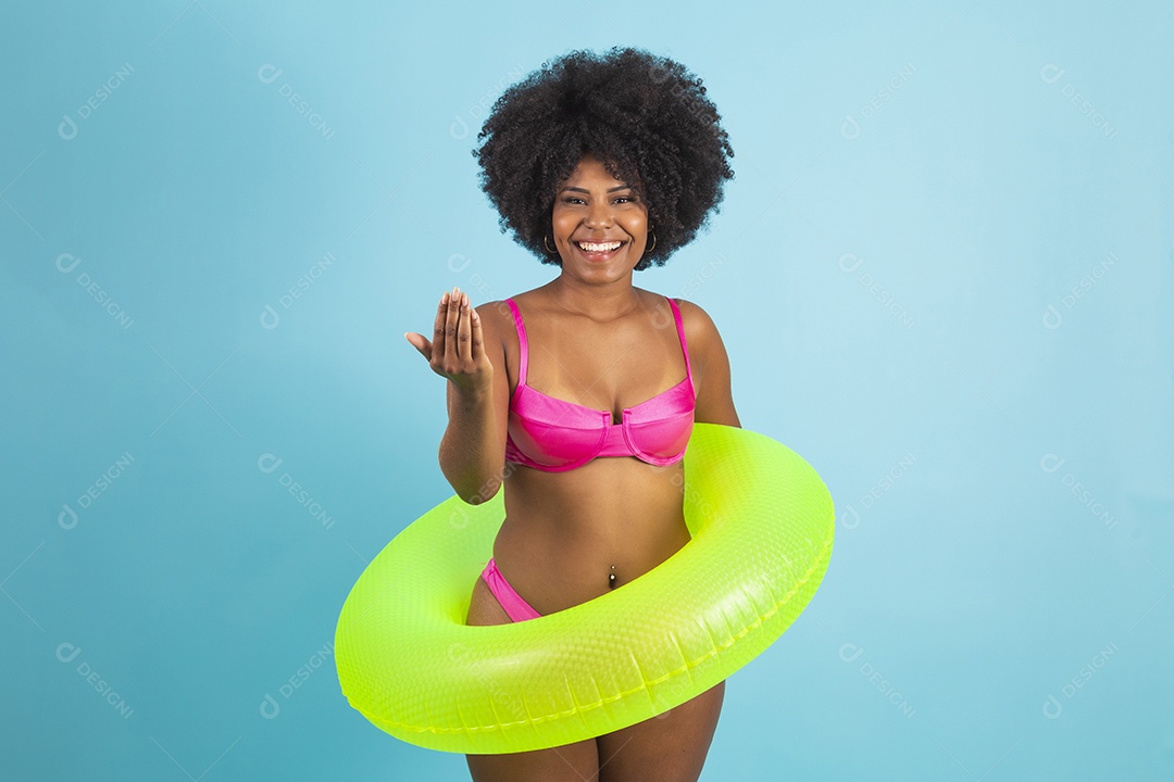 Linda mulher jovem usando roupas de verão praia